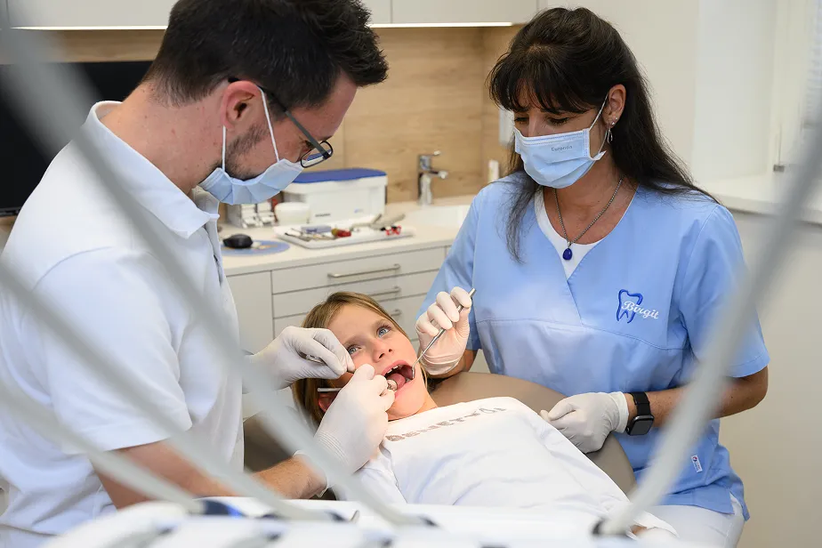 Dr. Schablas und Assistentin Birgit bei der Behandlung einer jungen Patientin