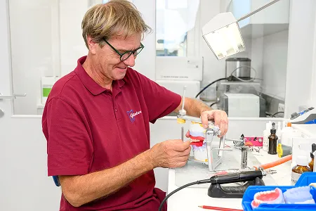 Techniker Günter beim Herstellen einer Zahnprothese