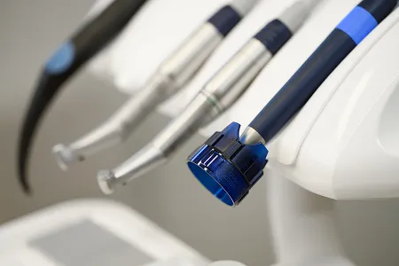 Moderne Geräte in der neu ausgestatteten Zahnarztpraxis