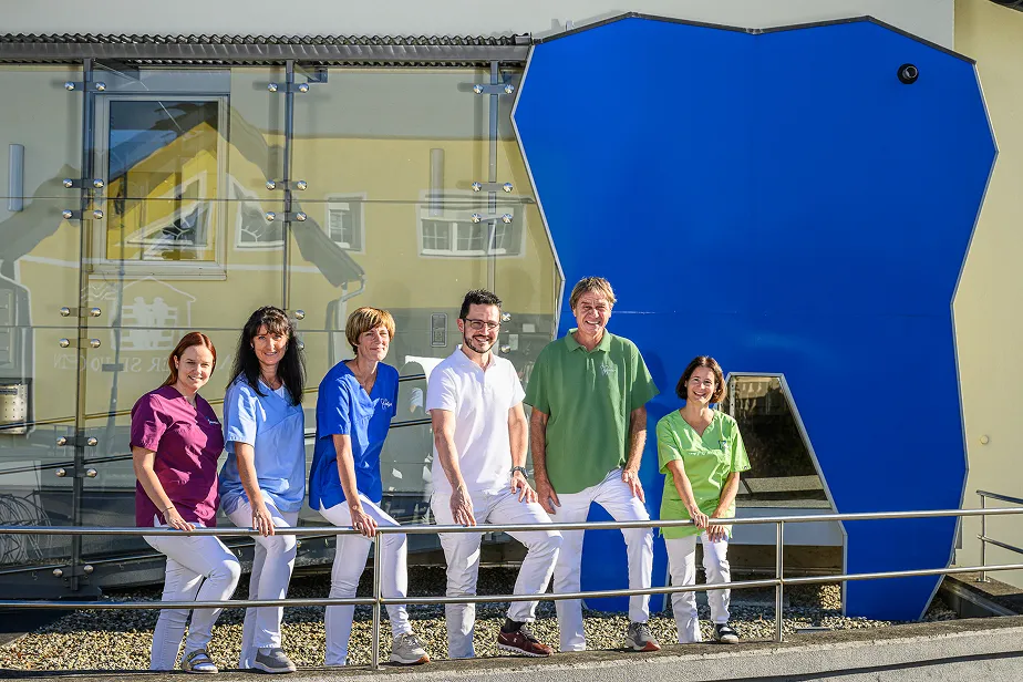 Das gesamte Team der Zahnarztpraxis Dr. Schablas vor der Ordination