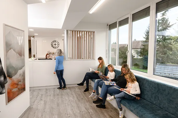 Patientinnen im Wartezimmer