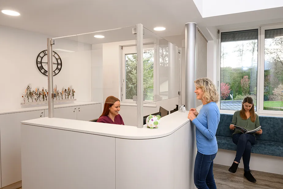 Assistentin Jasmin berät eine Patientin