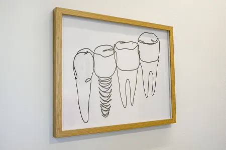 Ein Bild an der Wand in einem Behandlungsraum