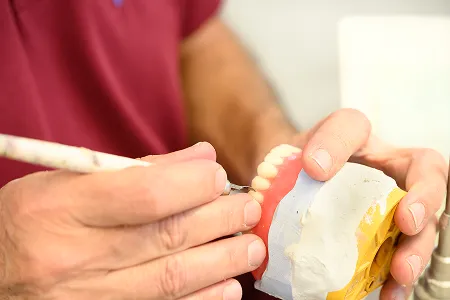 Techniker Günter beim Herstellen einer Zahnprothese