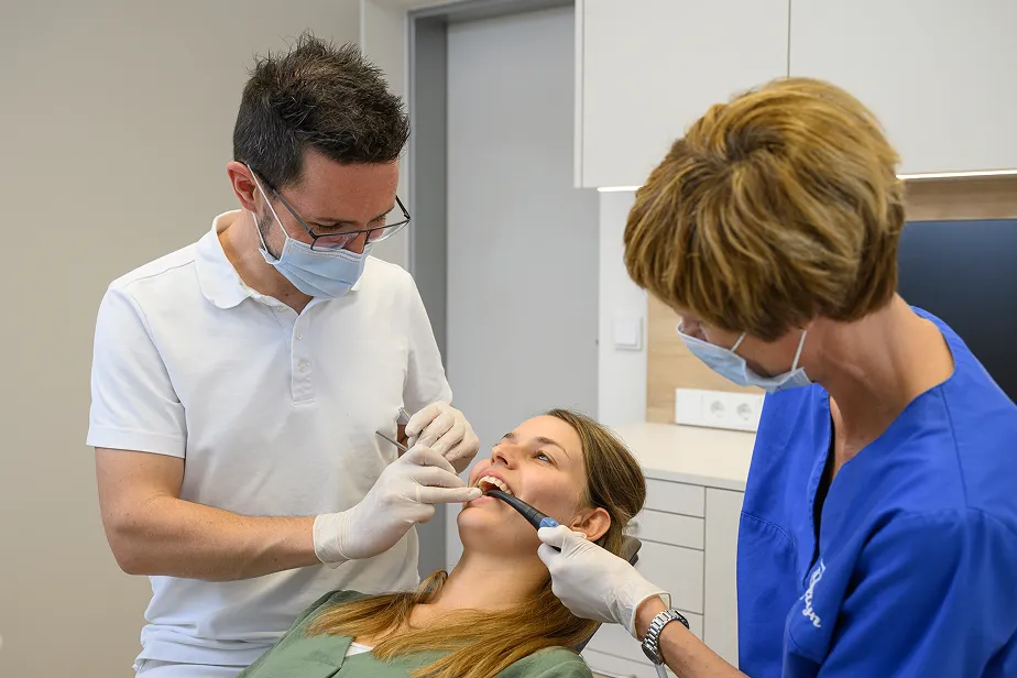 Dr. Schablas und Assistentin Evelyn bei der Behandlung einer Patientin